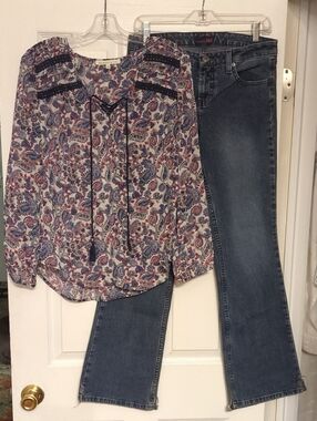 *Outfit* L.e.i. Women's Blue Jeans (7) And Daniel Rainn (M) Sheer Paisley Shirt